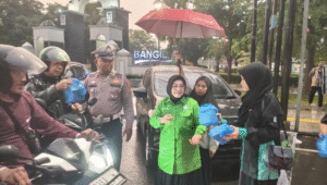 Tak Surut oleh Hujan, Anisah Syakur Tetap Bagikan Ribuan Takjil di Bangil Tak Surut oleh Hujan, Anisah Syakur Tetap Bagikan Ribuan Takjil di Bangil