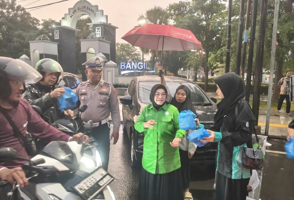 Tak Surut oleh Hujan, Anisah Syakur Tetap Bagikan Ribuan Takjil di Bangil