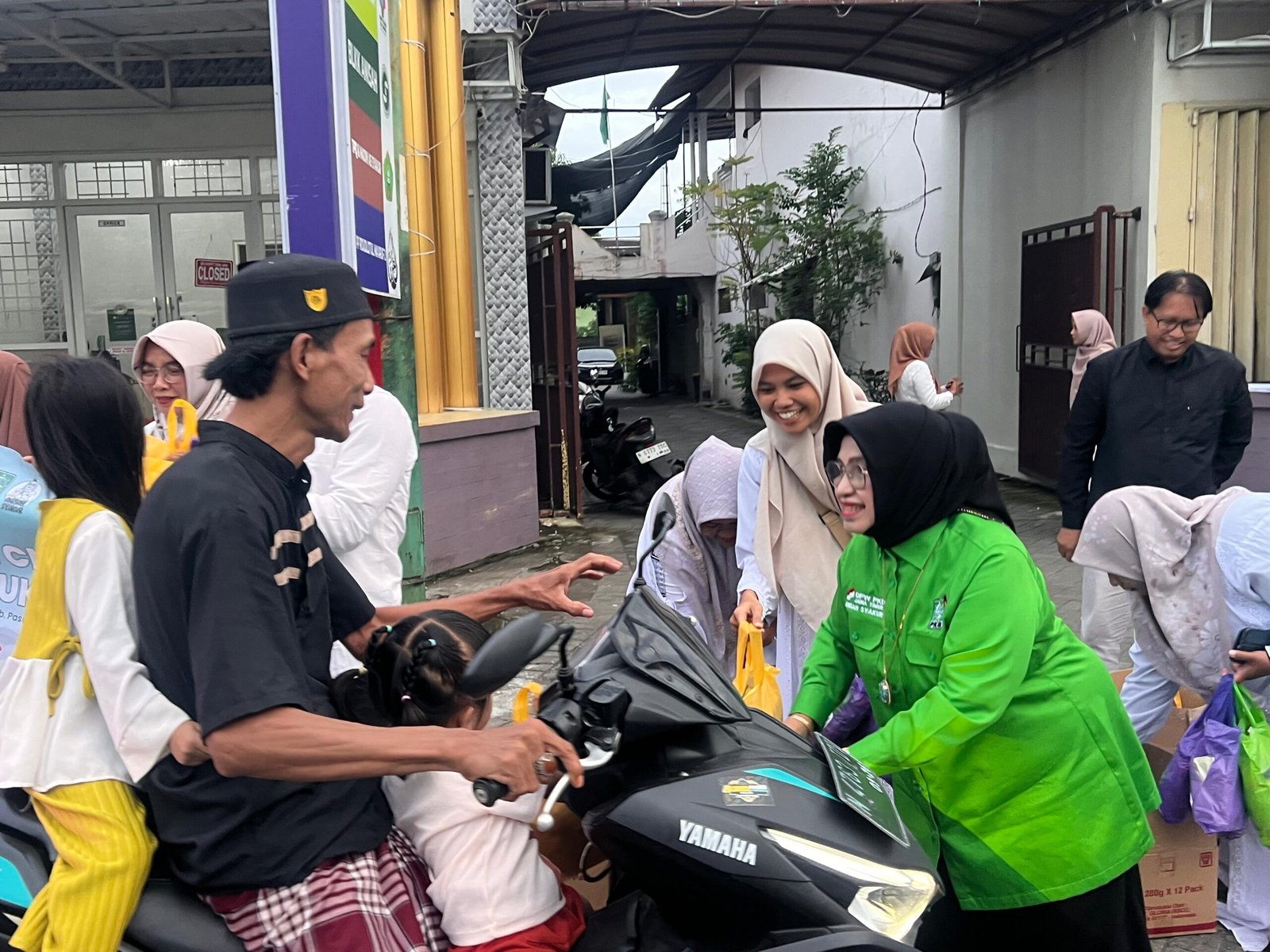 Momentum Ramadan, Komisi XIII DPR RI F-PKB Salurkan Ratusan Paket Takjil