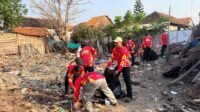 GMD Gerindra Jatim Padukan Aksi Peduli Lingkungan dan Santunan Sosial di Pantai Kalibuntu